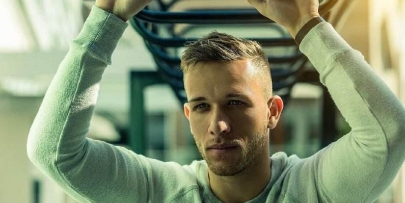 深陷无人可 深陷无人可